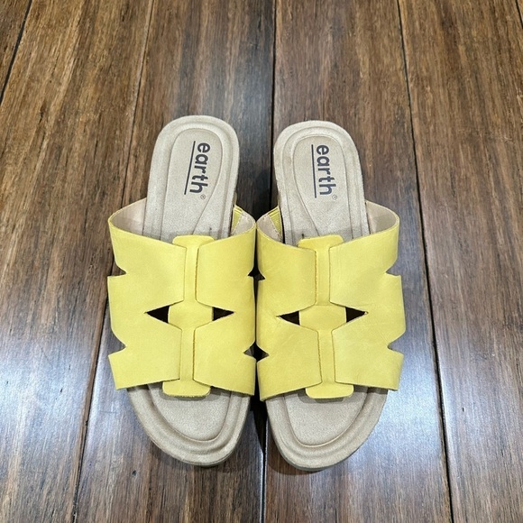 Earth Shoes - Earth Yellow Slide Sandals size 7.5